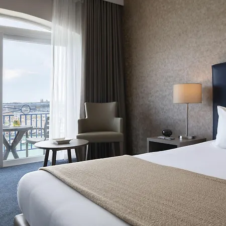 Waterfront 4*