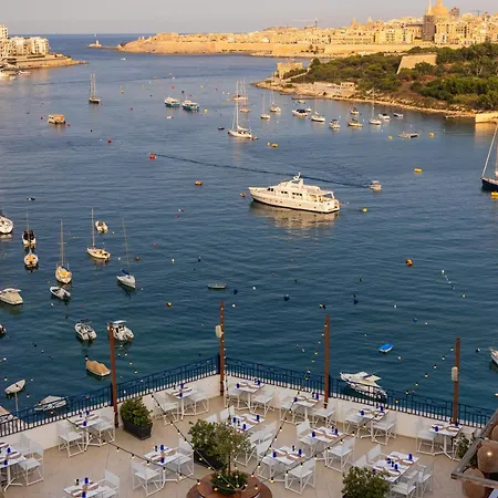 Waterfront Hotel 4*