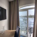 Waterfront 4*