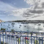 Waterfront Hotel 4*