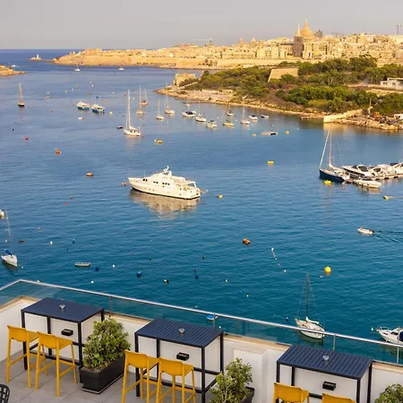 Waterfront Hotel 4*