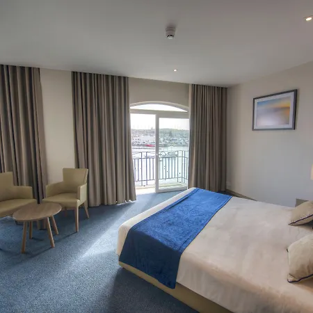 Waterfront Hotel 4*