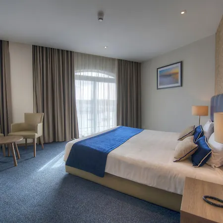 Waterfront 4*