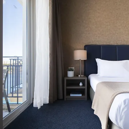 Waterfront Hotel 4*